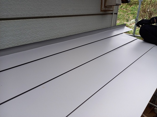 ガルバリウム鋼板の庇屋根